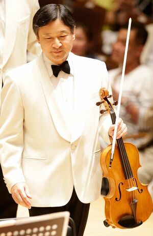 学習院OB演奏会で津波ヴィオラを手に演奏された皇太子さま('13年)