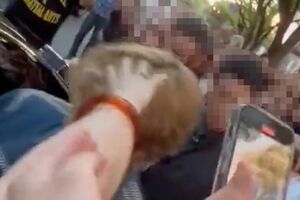 車に乗り込むBTS・Vの頭を触ろうとする様子〈X（旧Twitter）より〉