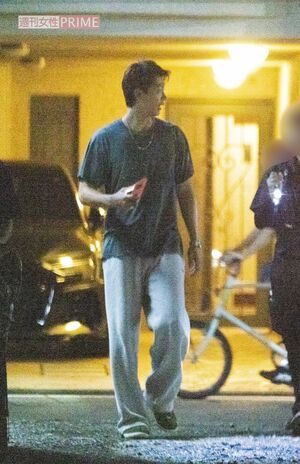 2025年8月中旬の夜10時、撮影を終え、私服に着替えて帰路につく竹内涼真