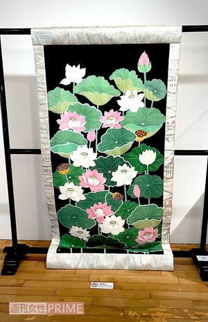 木村花さんの自死を受け、中傷で亡くなった人の供養に、仕立てられた生地に筆で絵柄を描く手描き友禅を始めた