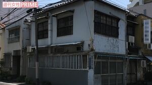 N子さん宅は木造瓦葺きの2階建て。正面手前の2階角部屋がN子さんの自室だった