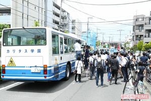 事件発生直後、規制線の周りに大勢のマスコミが集まった