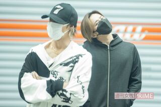 朝7時、合コンを終えて外に出てきた堂本光一と上田竜也。光一は笑顔で首を傾ける（2022年）