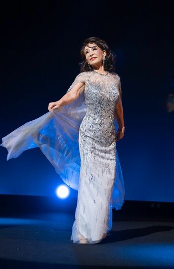 79歳で「ミセスユニバースジャパン2022」に出場した際の、ドレス審査での一枚。年齢を感じさせない堂々としたウォーキングを披露（本人提供）