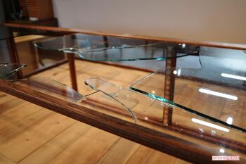 窃盗犯にガラス上部を割られ、陳列していた時計はごっそり盗まれた（江口時計店提供）