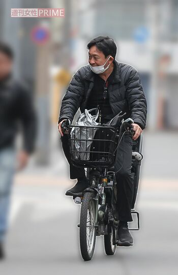 2025年12月、記者が声を掛けると、自転車のスピードを落として応じてくれた城島茂