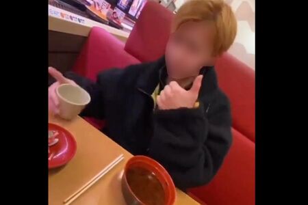 『スシロー』での迷惑行為後にドヤ顔(滝沢ガレソツイッターより)