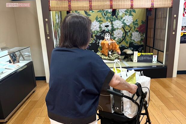 おばあちゃんの奥に“殿”が!　撮影／加藤綾菜