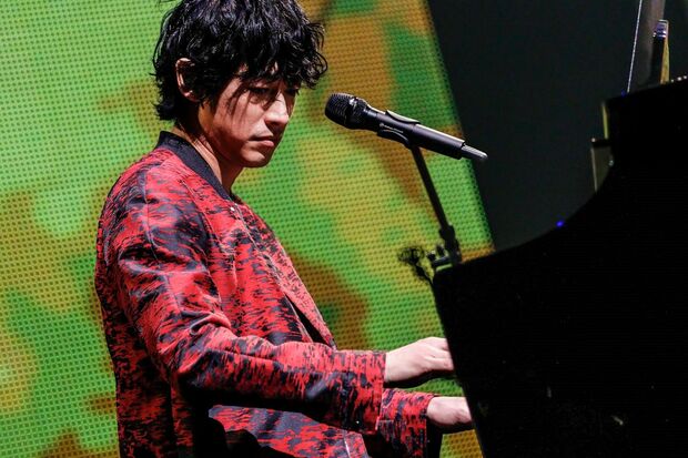 デビュー当時に思いを馳せて『紅豆』を弾いたと言い、演奏が終わるとホッとした表情で「慣れないピアノでいちばん緊張しました（笑）」