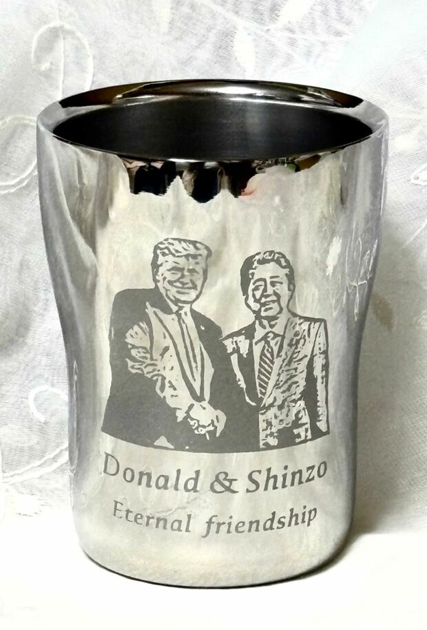 トランプ大統領にタンブラーとグラスを贈った（本人Xより）