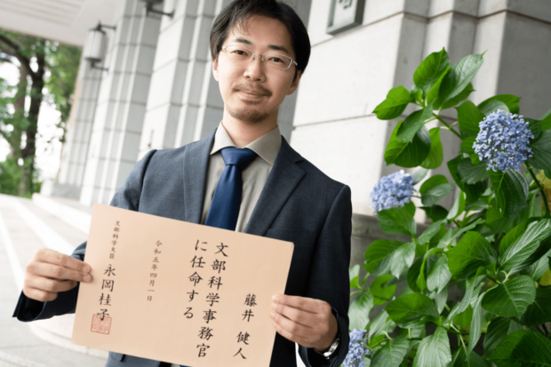 自身で経験してきた思いを胸に、藤井さんはこの春から文科省で働いている（撮影／伊藤和幸）