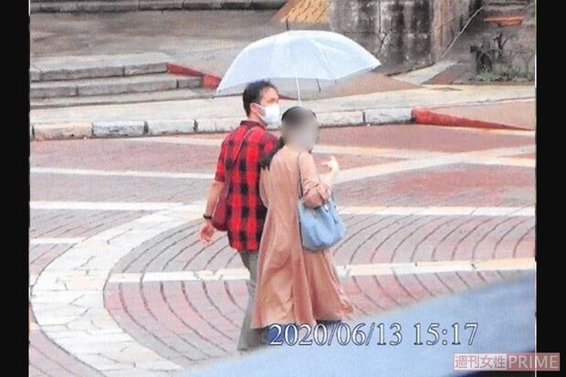 B子さんと県外の遊園地で密会デートをする市長