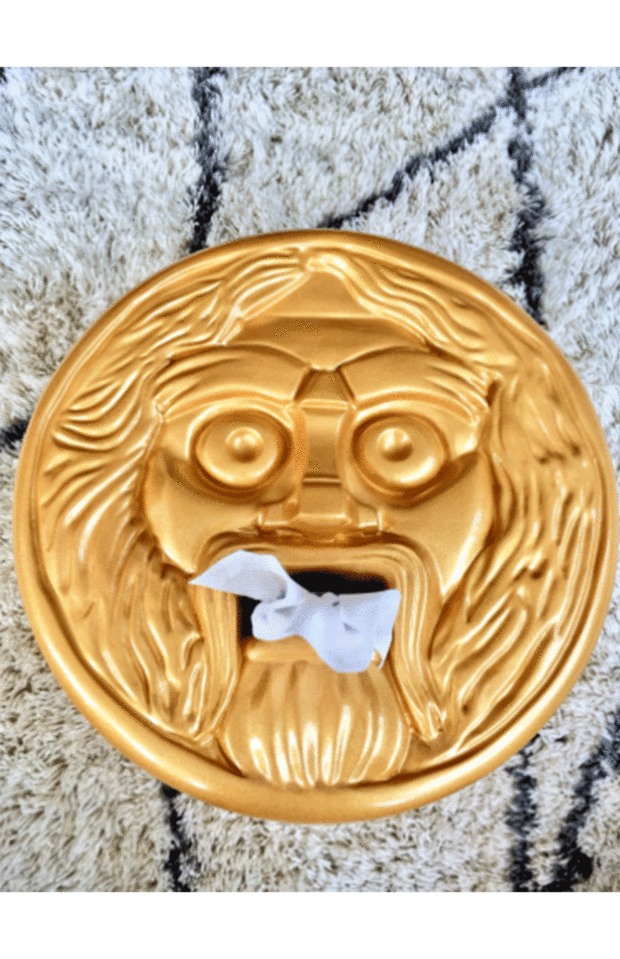 神田の公式ツイッターに投稿された黄金のティッシュ箱。直径約40cmの円型で存在感バツグン