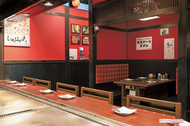 2人が座ったのは左から3＆4つ目のカウンター席（大阪お好み焼き・鉄板焼き88 有楽町本店）　撮影／齋藤周造