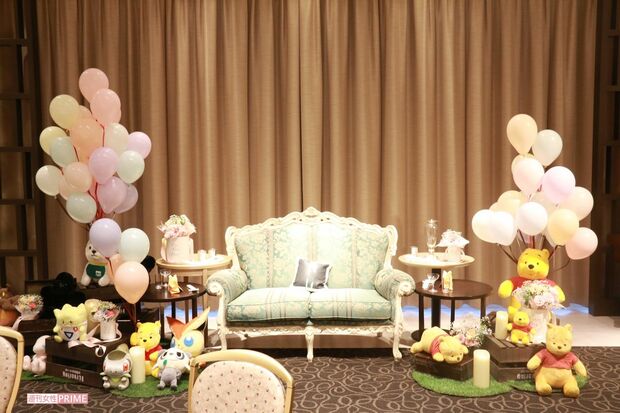 実際の飾りつけで風船やぬいぐるみは夫妻が持ち込んだもの。花は探すのが難しいほど