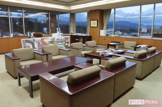 性行為があったとされる町長室はガラス張り