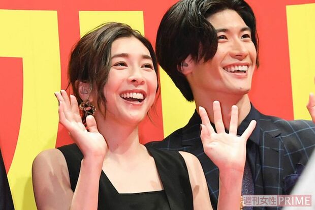 映画『コンフィデンスマンJP』ワールドプレミアでの竹内結子さんと三浦春馬さん('19年5月)