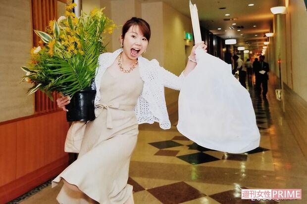 付き合いのあるお客様のパーティーに参加するときも、欠席者から頼まれた花を配送せずに「効率がいいから!」とドレスのまま当日、自ら配達してしまう