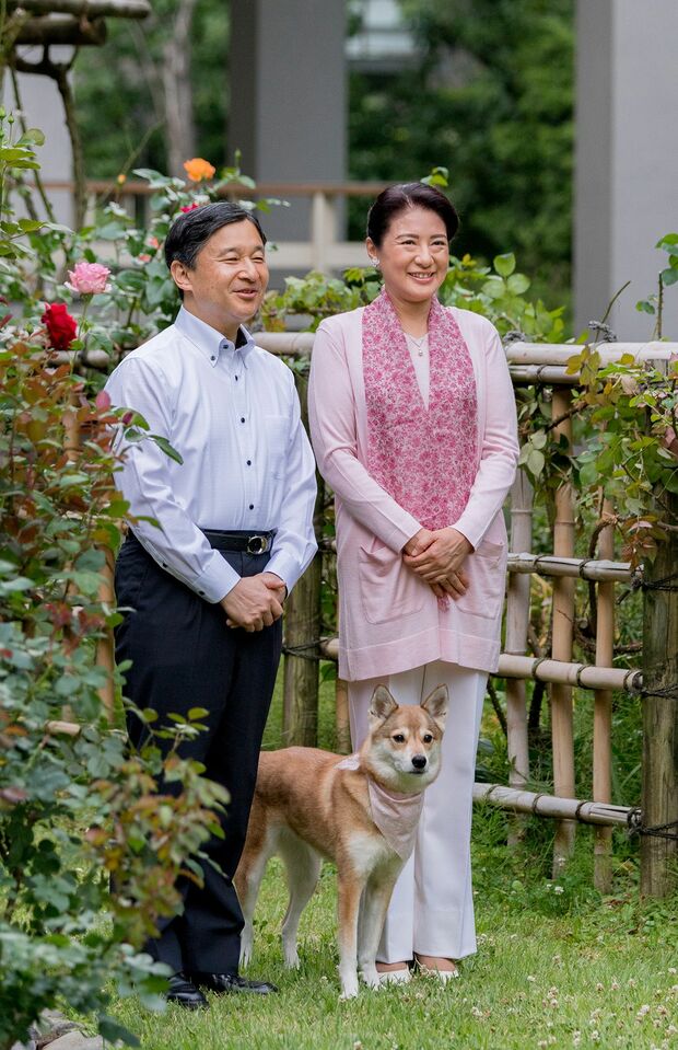 写真／宮内庁  東宮御所のバラが咲くお庭で愛犬の由莉と