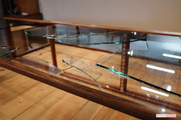 窃盗犯にガラス上部を割られ、陳列していた時計はごっそり盗まれた（江口時計店提供）