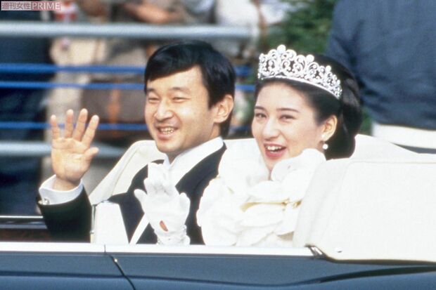 1993年6月、19万人が沿道を埋めつくしたご成婚パレード。外務省のキャリア官僚だった雅子さまとの恋が成就した