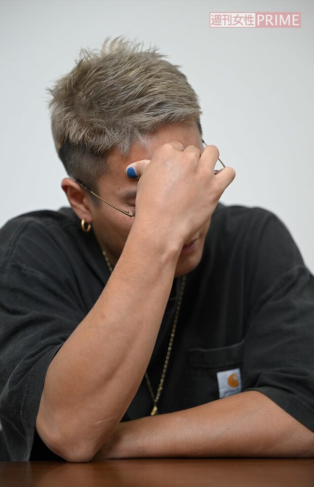 インタビューに応じる元ジャニーズJr.の田中斗希。当時を思い出したのか、頭を抱え