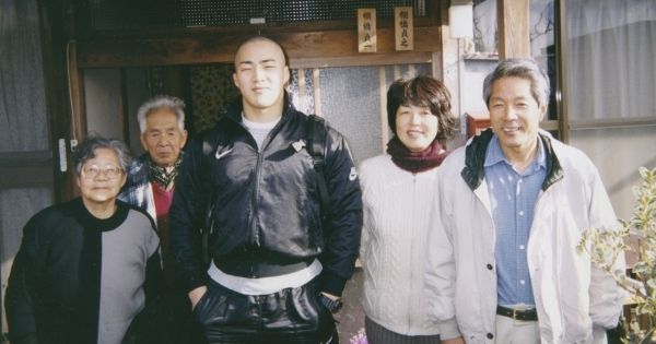  入団の日、家を出る際に両親、祖父母と