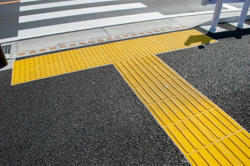 画像・写真】【知って楽しい雑学】駅や道路にある視覚障がい者のための「点字ブロック」は日本発祥、どうして「黄色」なの？  視覚障がい者の中でも「弱視」の方のためだった | 週刊女性PRIME