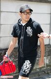 6月3日、愛犬の散歩中に直撃取材に応じるファンキー加藤
