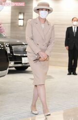 「ワントーンコーデはトレンド。テーラードタイプの襟ですが、ライトベージュやダブルのショート丈ジャケットとの組み合わせがスタイリッシュで柔らかな印象になっています」（日置さん） 鉄道開業150周年記念式典（10月6日）