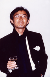 1999年。シャンパングラスを手に持つ姿がここまで様になる男はそうそういない