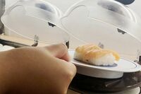 【知って楽しい雑学】回転寿司のレーンで右回りが多いのはなぜ? 意外な理由は日本人の利き手・利き目に