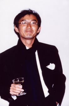 1999年。シャンパングラスを手に持つ姿がここまで様になる男はそうそういない