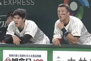 試合中のプレーを見てアメリカンなリアクションをとる大谷翔平とラーズ・ヌートバー選手（Prime videoより）