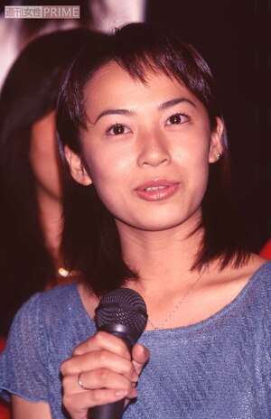 1997年10月、映画『バウンスKoGALS』完成披露会見に出席した佐藤仁美