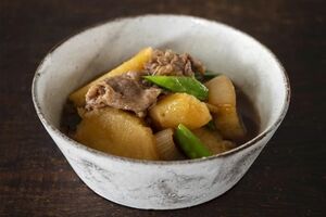 完璧な肉じゃが。じゃがいもを輪切りにしたことで、ほろりと崩れ、食感もよくなる（同書より）