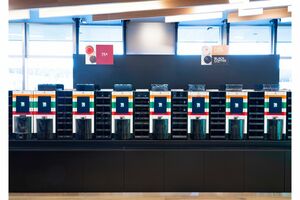 関西・大阪万博会場内にオープンするセブン-イレブン店舗では、水素エネルギーから発電した電力で『セブンカフェ スムージー』のマシンを稼働(公式ホームページより)