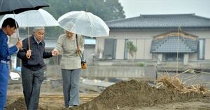  悪天候のなか、日帰りで豪雨被害のあった常総市を訪れ、被災者を励まされた（10月1日）