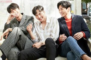 “営業スマイル”（!?）の3人　撮影／キム・ジヒョン