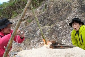 囲碁将棋と同期のハリセンボンの2人が必死に火おこししているように見えるが……（『アイ・アム・冒険少年』公式ツイッターより）