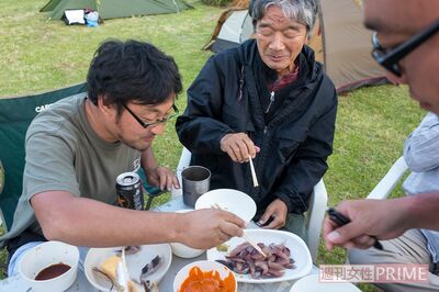 釣果を味わうシーナ隊長と、雑魚釣り隊ドレイ頭の竹田さん。雑魚を求め全国を飛び回る　撮影／内海裕之
