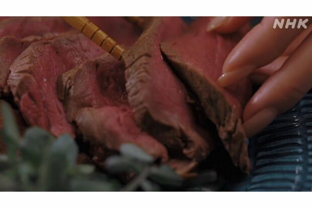 『作りたい女と食べたい女』第9話　見た目は美味しそうなローストビーフだが……（NHKオンデマンドより）