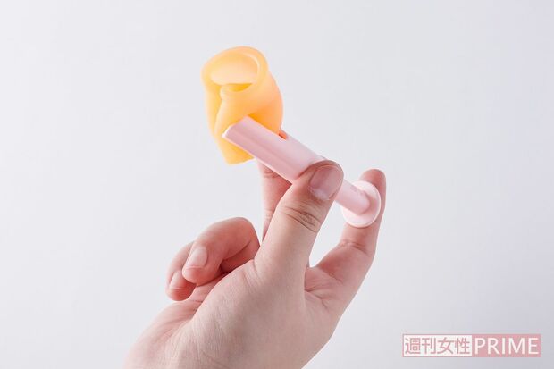 月経カップを挟んで挿入をサポート