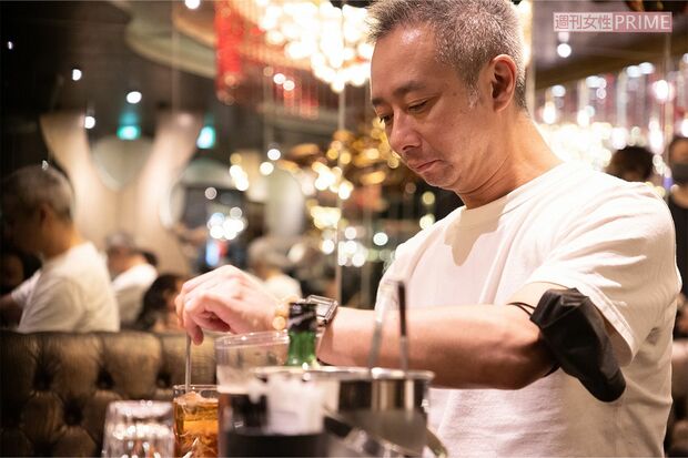 元カリスマホストたちによる指導のもと、飲み物の作り方を実践して準備は万全のいしだ壱成