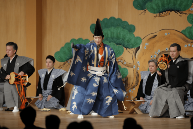 '19年10月、天皇即位に際し行われた晩さん会で海外の要人らの前で舞を披露する萬斎氏