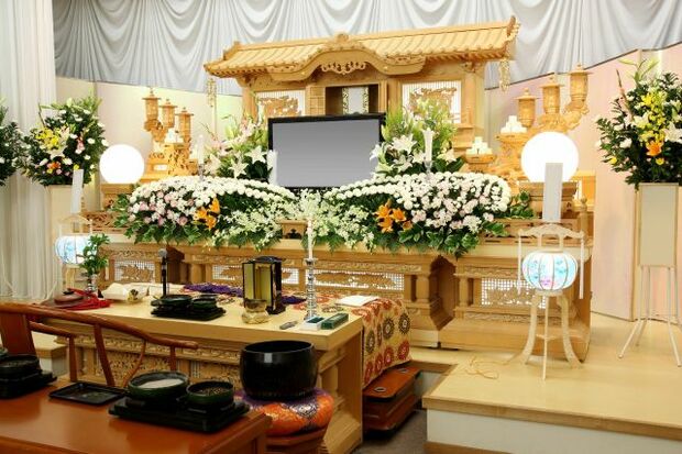多死社会では、亡くなったあと、豪華な花や祭壇を飾った告別式を望めるのは、ごく限られた人になっていく