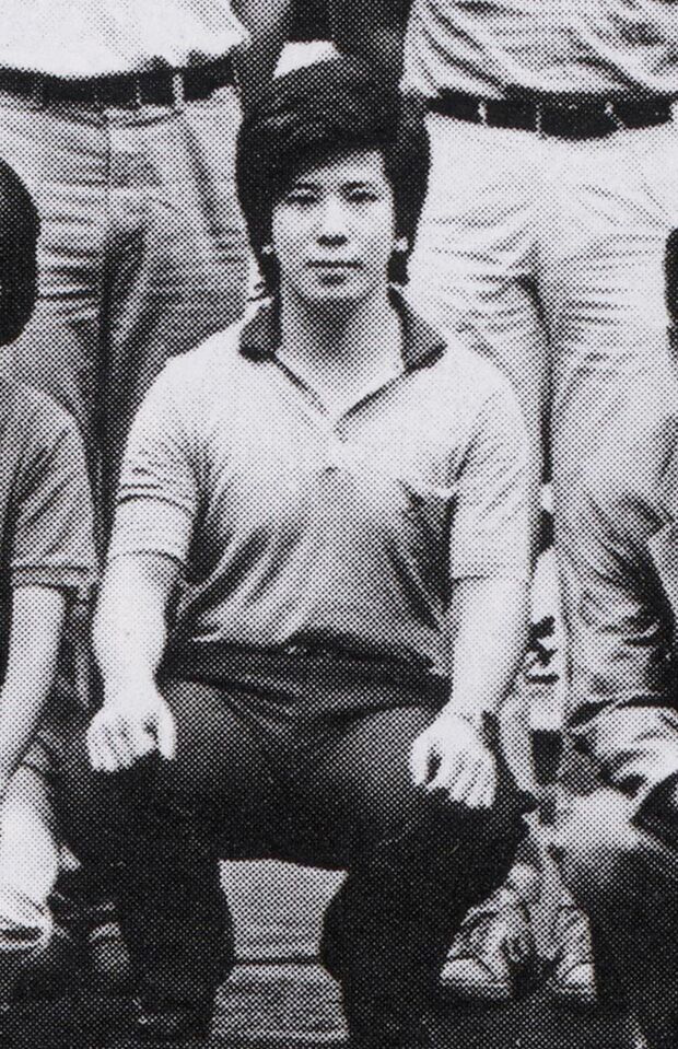 1982年の東京大学の卒業アルバムに佐川氏がゼミメンバーと並ぶ写真が残っていた。髪型や服装に派手さはなく、まじめで地味な印象の学生だったことがうかがえる（読者提供）