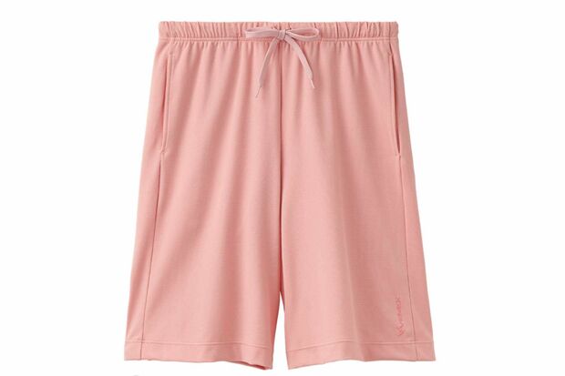 ベネクスのハーフパンツ1万5400円(税込み)。「家庭用遠赤外線血行促進用衣」で、血行促進作用により、疲労の回復、筋肉等のコリの改善などが期待できるとか