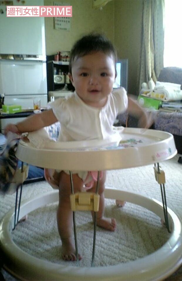 '07年、歩行器を使って歩く練習をする愛実さん（阿部さん提供）