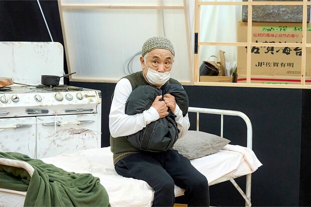 コロナ感染予防のためマスクをして稽古中。18日から本番が始まる（撮影／星野麻美）